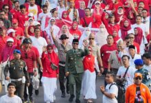 Gunakan Kostum Bung Karno, Gubernur Sulsel Lepas Puluhan Ribu Peserta Jalan Sehat dan Kirab Karnaval HUT ke-80 RI