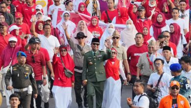 Gunakan Kostum Bung Karno, Gubernur Sulsel Lepas Puluhan Ribu Peserta Jalan Sehat dan Kirab Karnaval HUT ke-80 RI