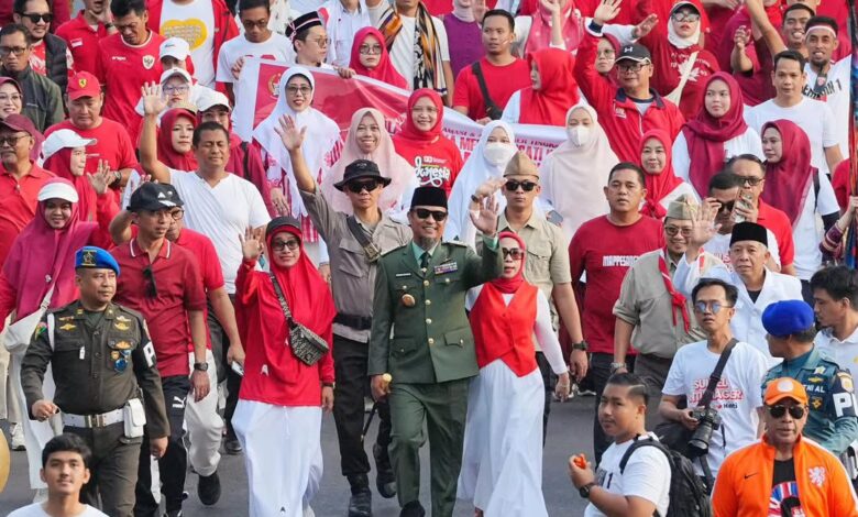 Gunakan Kostum Bung Karno, Gubernur Sulsel Lepas Puluhan Ribu Peserta Jalan Sehat dan Kirab Karnaval HUT ke-80 RI