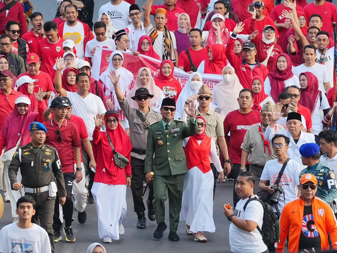 Gunakan Kostum Bung Karno, Gubernur Sulsel Lepas Puluhan Ribu Peserta Jalan Sehat dan Kirab Karnaval HUT ke-80 RI