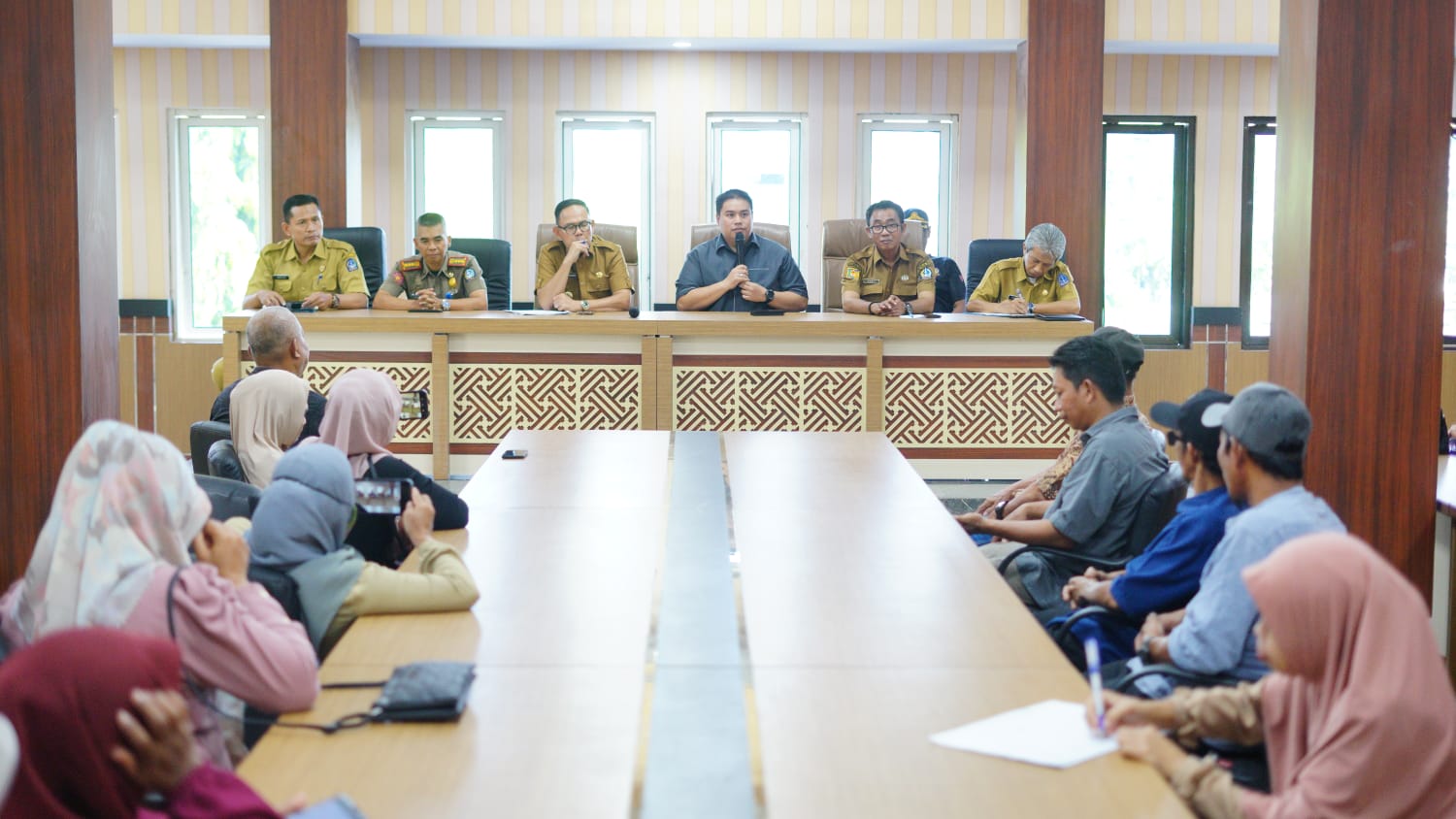 Kondisi Pasar Mare Tak Baik AHB Dampingi Para Pedagang Temui Wakil Bupati Bone
