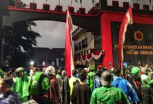 Mako Brimob Dikepung Massa, Ojol Tewas Dilindas Rantis Jadi Pemicu