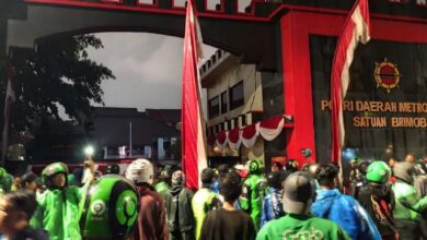 Mako Brimob Dikepung Massa, Ojol Tewas Dilindas Rantis Jadi Pemicu