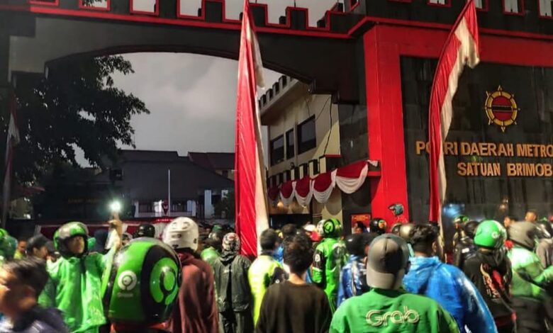 Mako Brimob Dikepung Massa, Ojol Tewas Dilindas Rantis Jadi Pemicu