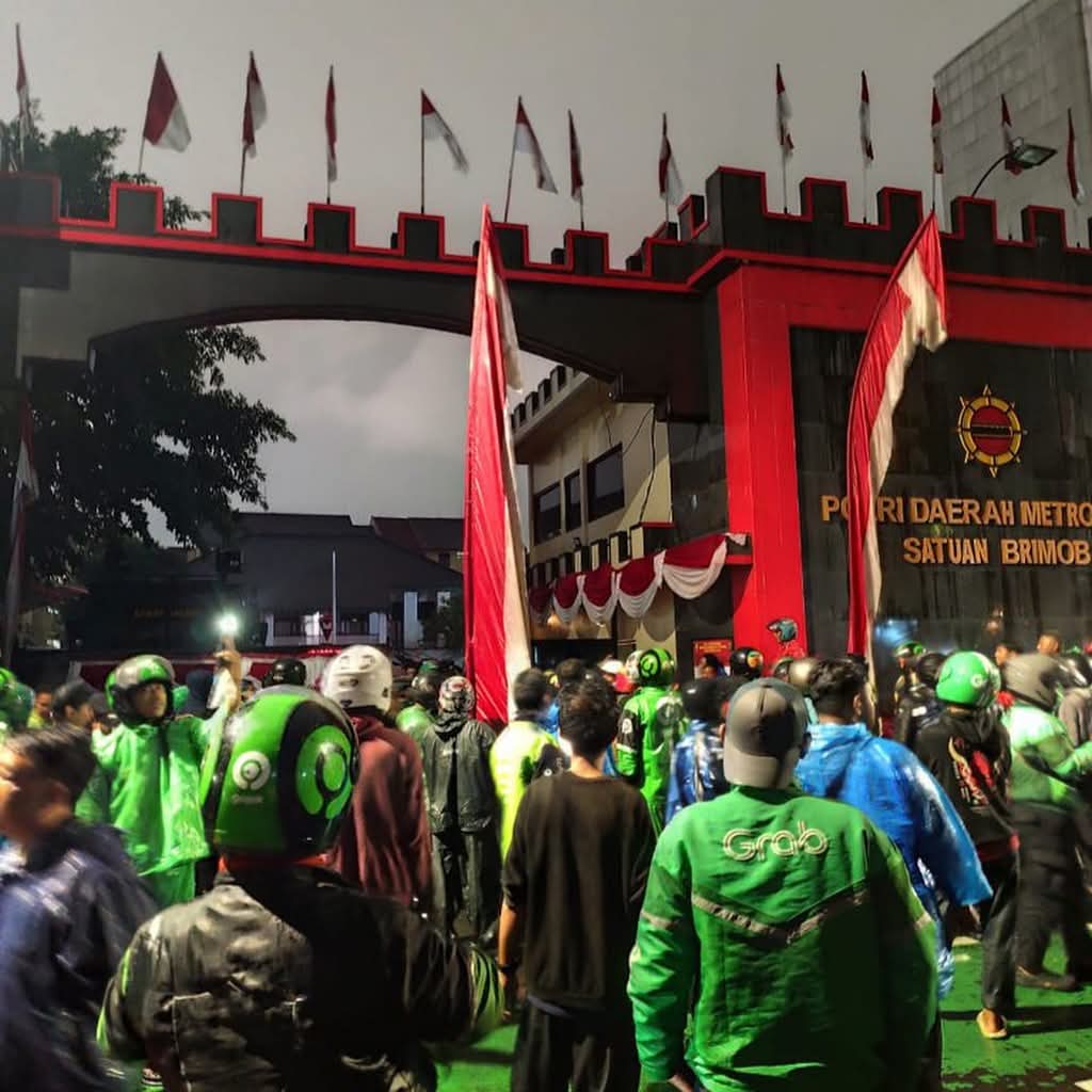 Mako Brimob Dikepung Massa, Ojol Tewas Dilindas Rantis Jadi Pemicu