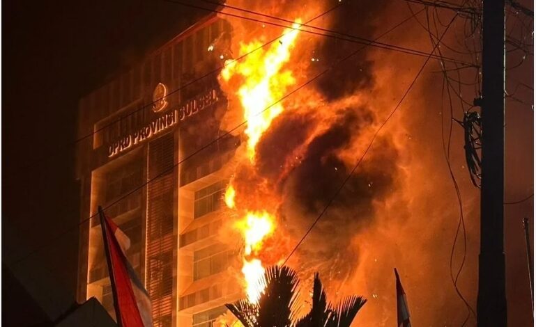 DPRD Sulsel Terbakar Akibat Lemparan Bom Molotov Massa Pengunjuk Rasa