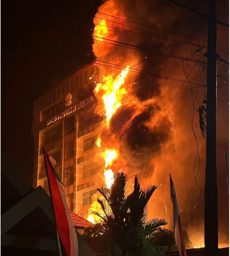 DPRD Sulsel Terbakar Akibat Lemparan Bom Molotov Massa Pengunjuk Rasa