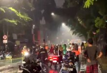 Situasi Memanas di Depan Mako Brimob Kwitang Massa Ojol Bentrok, Mobil Dibakar