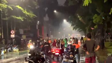 Situasi Memanas di Depan Mako Brimob Kwitang Massa Ojol Bentrok, Mobil Dibakar