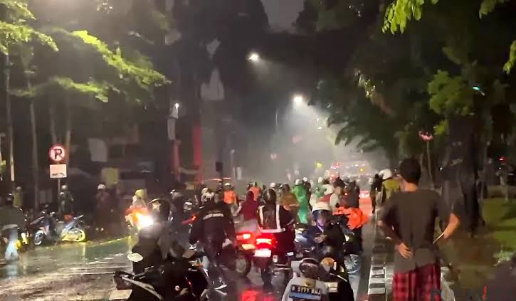 Situasi Memanas di Depan Mako Brimob Kwitang Massa Ojol Bentrok, Mobil Dibakar