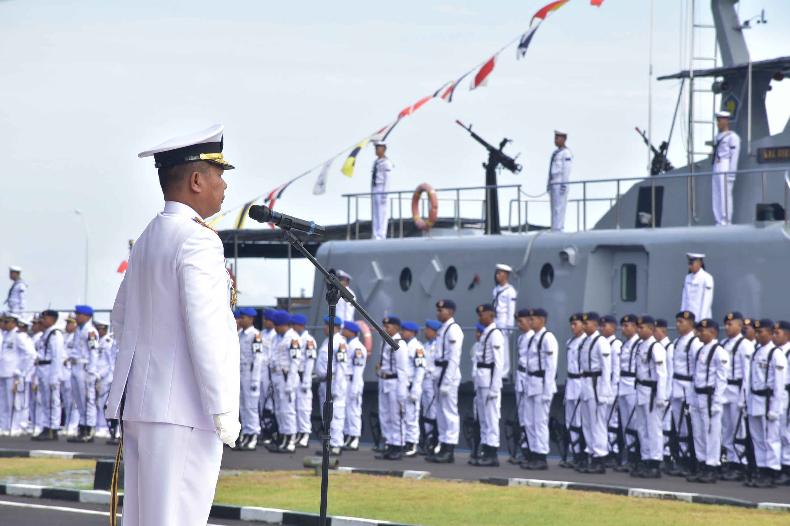 Peringati HUT Ke-80 TNI AL Tahun 2025, Kodaeral VI Laksanakan Upacara