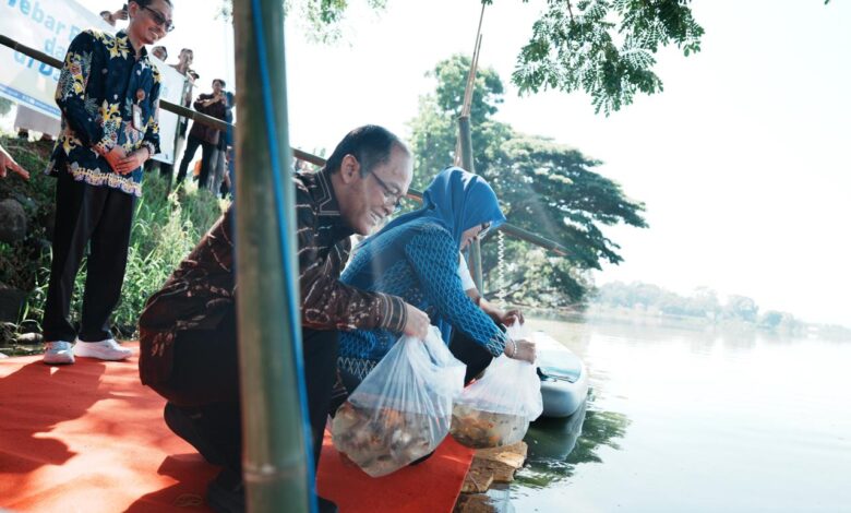 Bupati Husniah Sambut Baik Program Kemendikdasmen Tebar Benih Ikan di Gowa