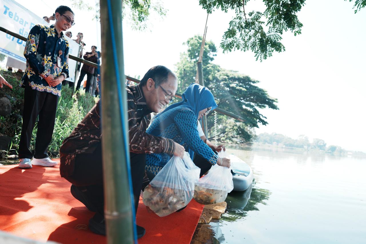 Bupati Husniah Sambut Baik Program Kemendikdasmen Tebar Benih Ikan di Gowa