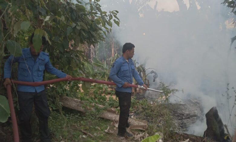 Respon Time Kembali Ditunjukkan Posko Damkarmat, Tindaklanjuti Informasi Kebakaran Lahan di Depan Kantor Diknas