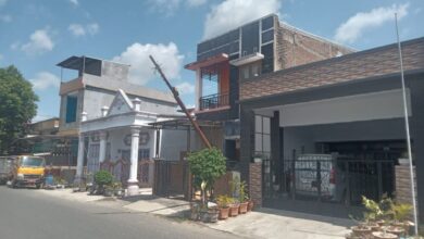 Tiang Jaringan Kabel Telkom Tumbang Patah Menimpa Pagar Warga, di Benteng Selayar