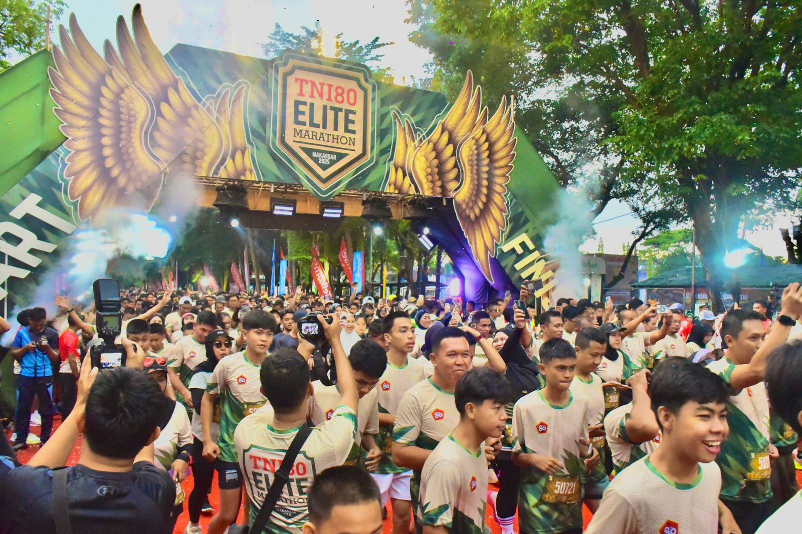 Angkat Bendera Start, Dankodaeral VI Bersama Forkopimda Sulsel Lepas Ribuan Peserta Elit Marathon HUT TNI Ke-80 Tahun 2025