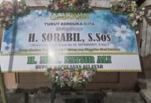 Karangan Bunga Ucapan Duka Cita Berjejer di Rumah Kediaman Kadinsos Selayar