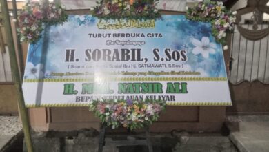 Karangan Bunga Ucapan Duka Cita Berjejer di Rumah Kediaman Kadinsos Selayar