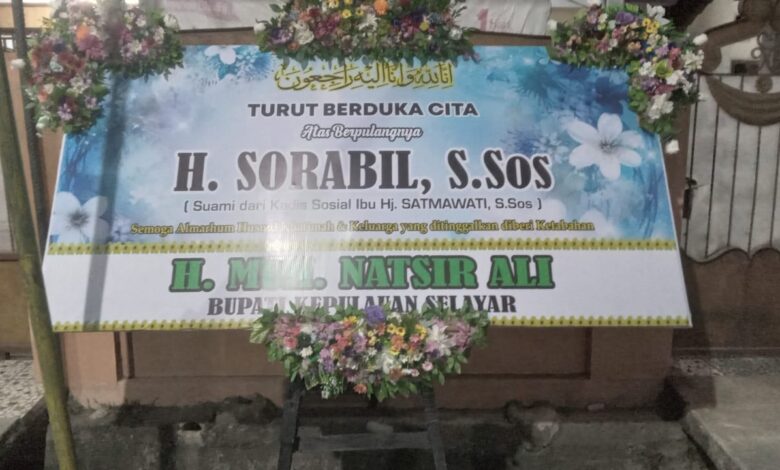 Karangan Bunga Ucapan Duka Cita Berjejer di Rumah Kediaman Kadinsos Selayar