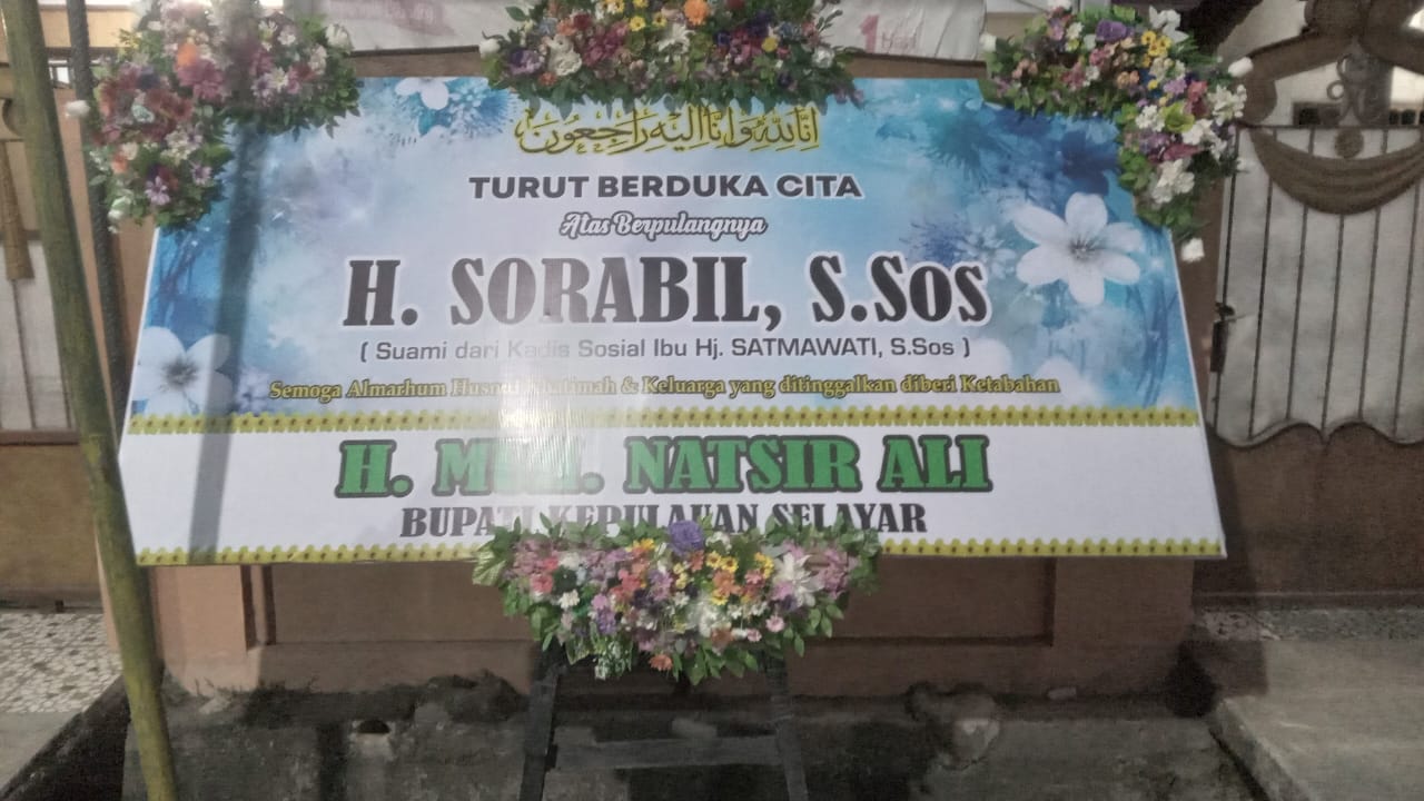 Karangan Bunga Ucapan Duka Cita Berjejer di Rumah Kediaman Kadinsos Selayar