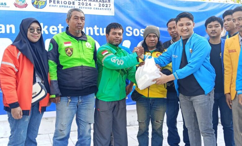 KNPI Makassar Berbagi Ratusan Paket Sembako untuk Driver Ojol