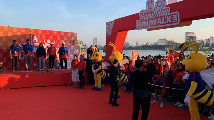Ribuan Warga Padati Pantai Losari, Meriahkan Alfamidi Family Day Fun Walk 2025