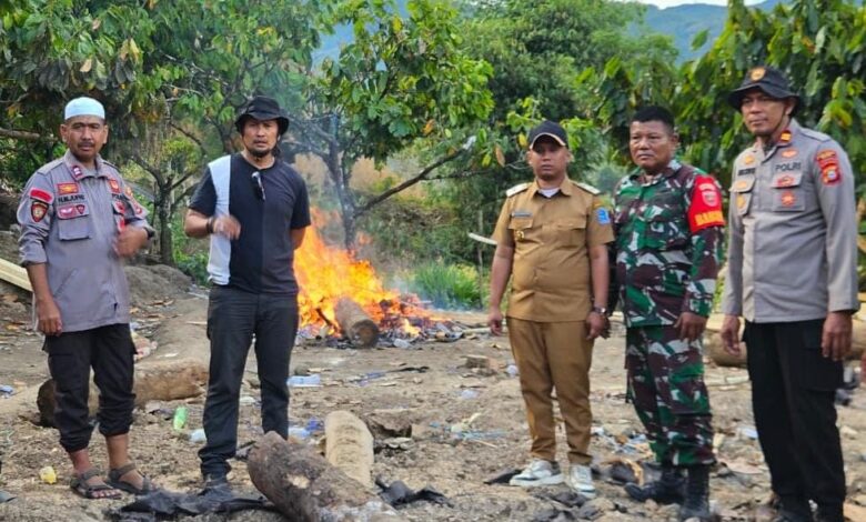 Tak Ingin Nama Kampung Rusak Kades Sadar Bersama Kapolsek Babinsa Bongkar Arena Judi Sabung Ayam