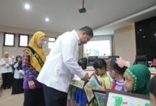 Wali Kota Munafri bersama Bunda PAUD Makassar Serahkan Hadiah Lomba Mewarnai Anak Semarak HAN 2025
