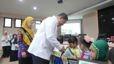 Wali Kota Munafri bersama Bunda PAUD Makassar Serahkan Hadiah Lomba Mewarnai Anak Semarak HAN 2025