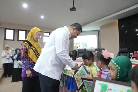 Wali Kota Munafri bersama Bunda PAUD Makassar Serahkan Hadiah Lomba Mewarnai Anak Semarak HAN 2025