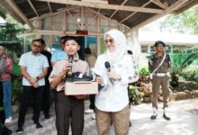 Bupati Gowa Bagikan Seragam Gratis untuk Siswa SD dan SMP di Malino