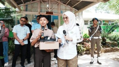 Bupati Gowa Bagikan Seragam Gratis untuk Siswa SD dan SMP di Malino