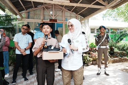 Bupati Gowa Bagikan Seragam Gratis untuk Siswa SD dan SMP di Malino