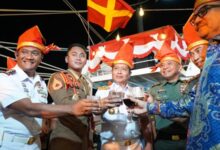 Komandan Kodaeral VI dan Pejabat Forkopimda Sulsel Meriahkan Deck Reception Taruna AAL di KRI Bima Suci
