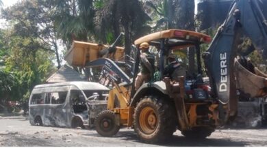 Pembersihan Kantor DPRD Makassar Menggunakan Alat Berat