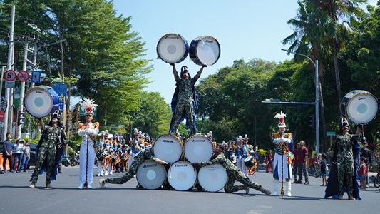 Warga Makassar Antusias Menyaksikan Kirab Drum Band Taruna AAL Adalah Harmoni Semangat Maritim dan Kejayaan Pelaut Ulung Makassar