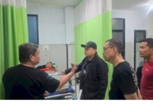 Wali Kota Makassar Jenguk Pegawai Korban Tragedi DPRD Makassar di RS Grestelina