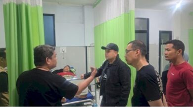 Wali Kota Makassar Jenguk Pegawai Korban Tragedi DPRD Makassar di RS Grestelina