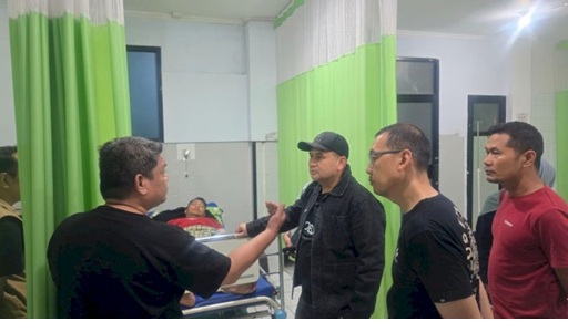 Wali Kota Makassar Jenguk Pegawai Korban Tragedi DPRD Makassar di RS Grestelina