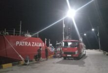 Diangkut Kapal SPOB GT. 451 300 Ton Kuota BBM Selayar Tiba di Dermaga Rauf Rahman