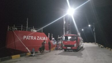 Diangkut Kapal SPOB GT. 451 300 Ton Kuota BBM Selayar Tiba di Dermaga Rauf Rahman