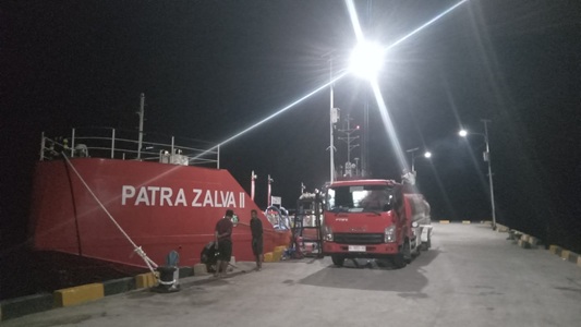 Diangkut Kapal SPOB GT. 451 300 Ton Kuota BBM Selayar Tiba di Dermaga Rauf Rahman
