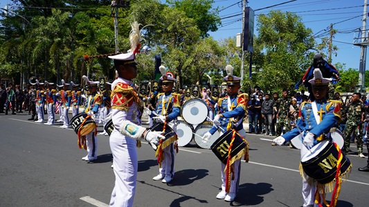 Warga Makassar Antusias Menyaksikan Kirab Drum Band Taruna AAL Adalah Harmoni Semangat Maritim dan Kejayaan Pelaut Ulung Makassar