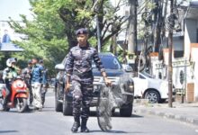 Aksi Simpatik Prajurit Kodaeral VI Bersihkan Puing Sisa Demonstrasi Sambil Kampanyekan Makassar Damai