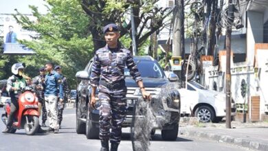 Aksi Simpatik Prajurit Kodaeral VI Bersihkan Puing Sisa Demonstrasi Sambil Kampanyekan Makassar Damai