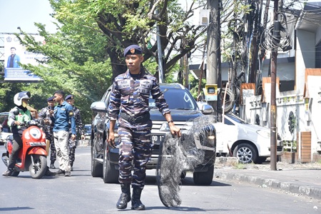 Aksi Simpatik Prajurit Kodaeral VI Bersihkan Puing Sisa Demonstrasi Sambil Kampanyekan Makassar Damai