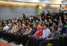 Wali Kota Makassar Sampaikan Pesan ke Ratusan Wusudawan pada Wisuda Perdana UC Makassar