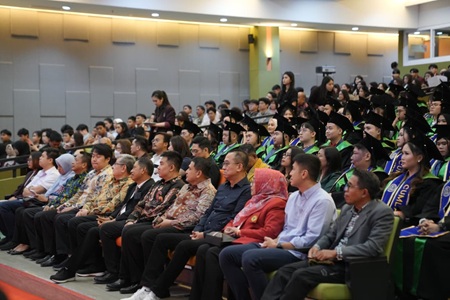 Wali Kota Makassar Sampaikan Pesan ke Ratusan Wusudawan pada Wisuda Perdana UC Makassar