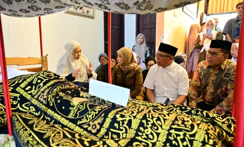 Aliyah Mustika Ilham dan Ilham Arief Sirajuddin Melayat Almarhum H. Andi Chaerul Andi Tau Sosok Teladan yang Mengabdi untuk Makassar