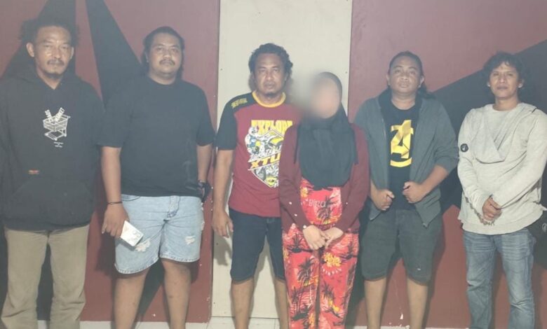 Gelapkan Uang Toko Buat Judi Online Seorang Perempuan Diamankan Tim Opsnal Polsek Kota